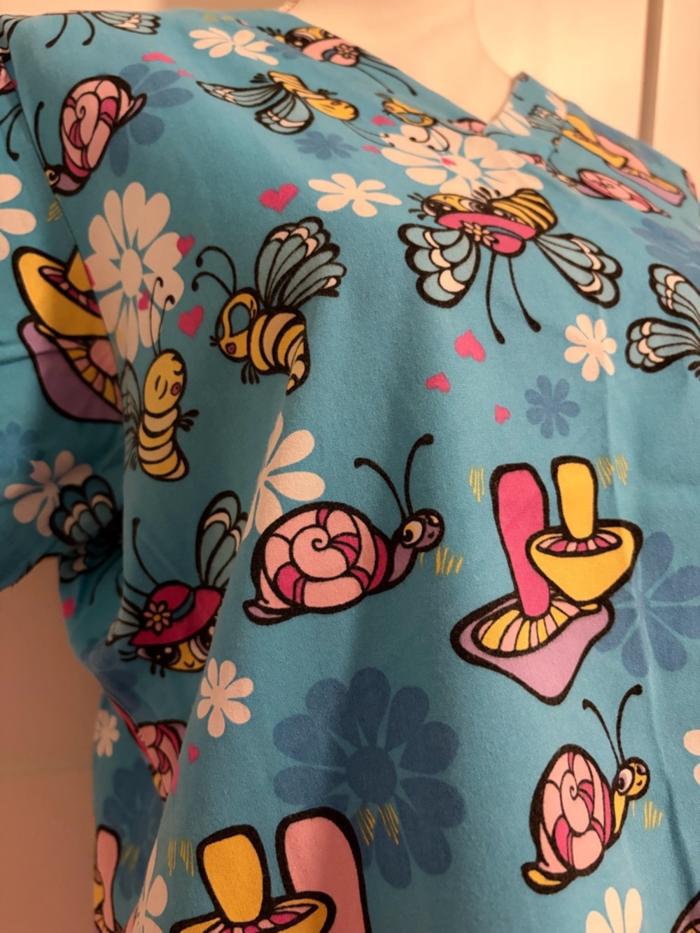 Scrub Wear Bees, Snails & Floral Print Nursing Medical Scrub Top Women’s Medium - Picture 4 of 7